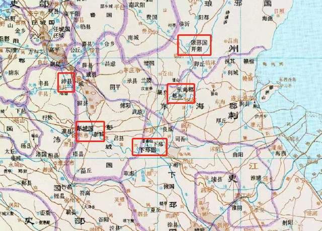 当时,身为豫州牧的刘备已率军离开下邳,向东三百多里来到了他的豫州治