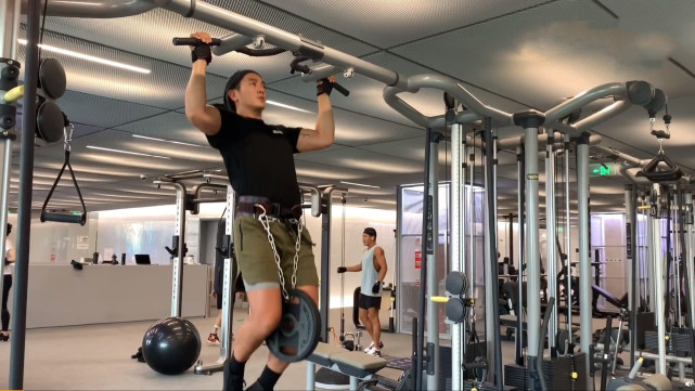 杜江腰缠重物健身霍思燕问练什么的杜江倒三角