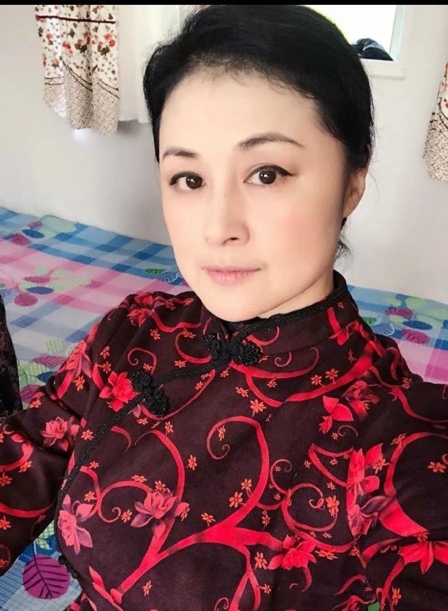赵本山的小姨子谢大脚:当"扶弟魔"一生不育,为考大学被爷爷赶出家门!