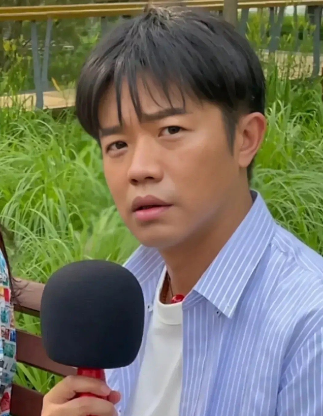 曾毅当众清唱歌曲谁注意玲花的表情终于理解为啥不让曾毅多唱词了