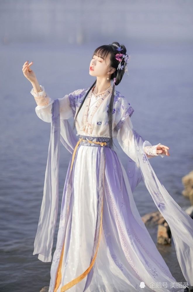 汉服美女裙摆飞扬仙气飘飘