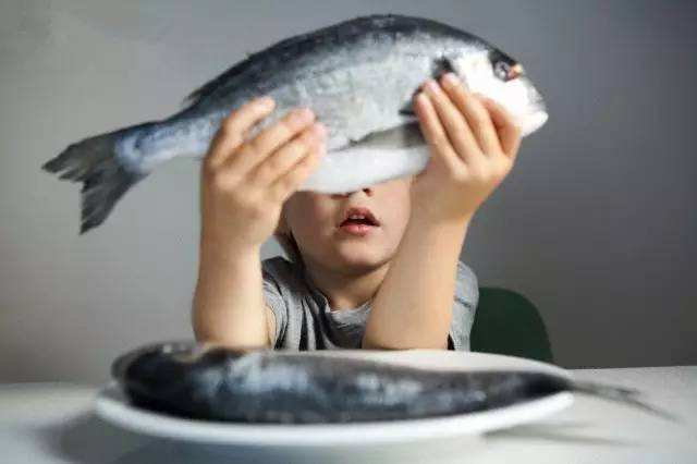 那些长期吃鱼的人最后都怎样了 身体会收获两大好处 腾讯新闻