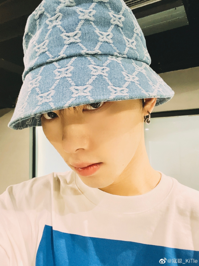 青你选手疑似塌房,后援会停更回踩,女生大他10岁|后援会|粉丝|寇聪