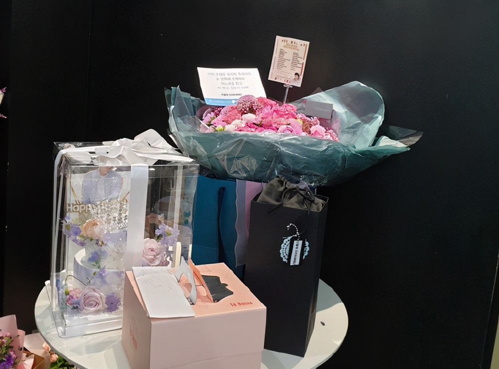 男士生日礼物排行榜_英国男子从小收到父亲送的奇怪生日礼物现靠它买房