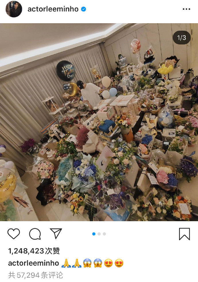 在照片中可以看到,礼物基本上是堆满了整个大客厅,有送花的,还有送