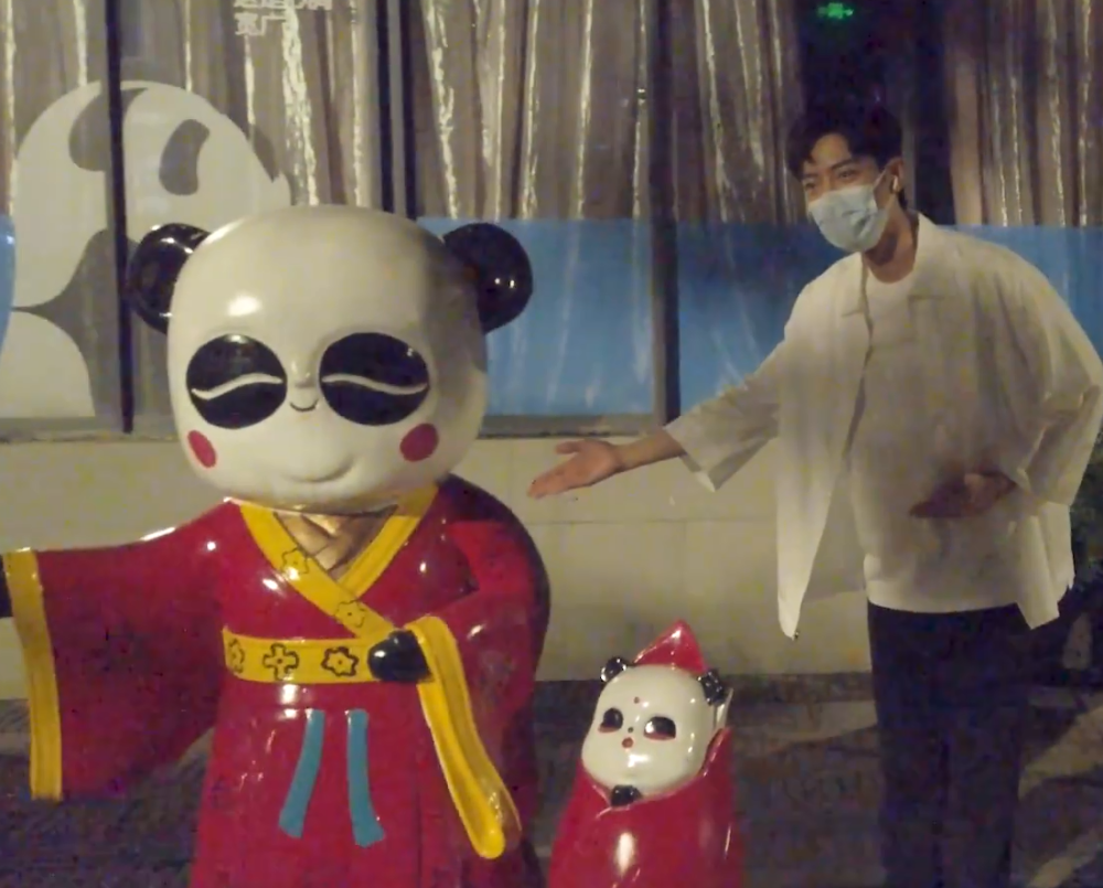 只见肖战停下前进的脚步,模仿起路边熊猫形象的动作,不得不说马上就要