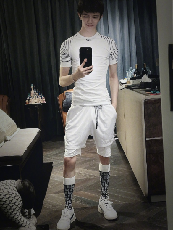 38岁郭敬明近照认不出变身一米八肌肉男像换头身材比例好怪异