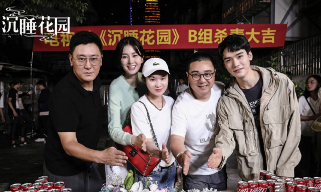 沉睡花园杀青路透龚俊自拍照帅气十足胳膊消瘦却令人心疼