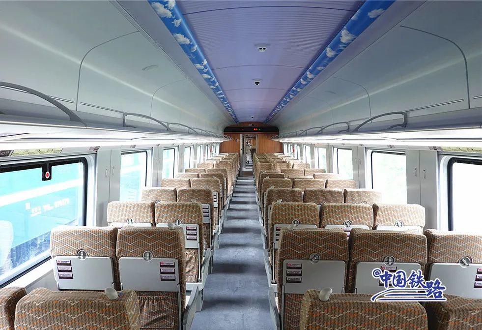 复兴号动车组开上青藏高原!