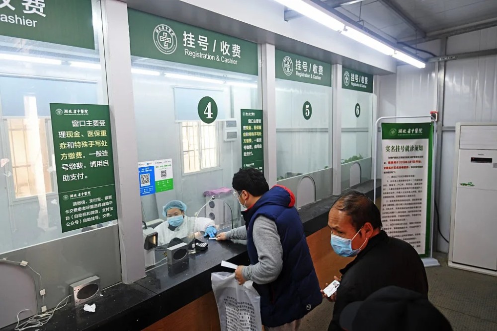视觉中国6月22日,武汉市11家医院正式上线医疗电子票据管理平台,传统
