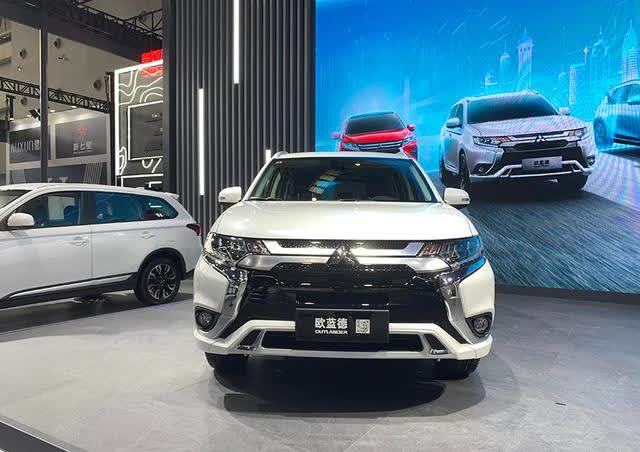 在今天开幕的2021重庆车展上,广汽三菱2021款欧蓝德(参数|询价)正式