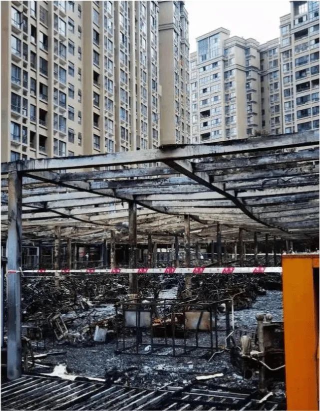 但发生这么大规模的电瓶车自燃事故,实属罕见,目前,火灾确切原因正在