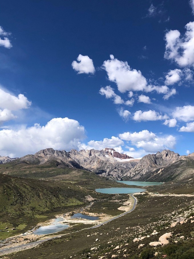 很多游客直呼受不了,为何川藏线上的理塘让人行动缓慢?