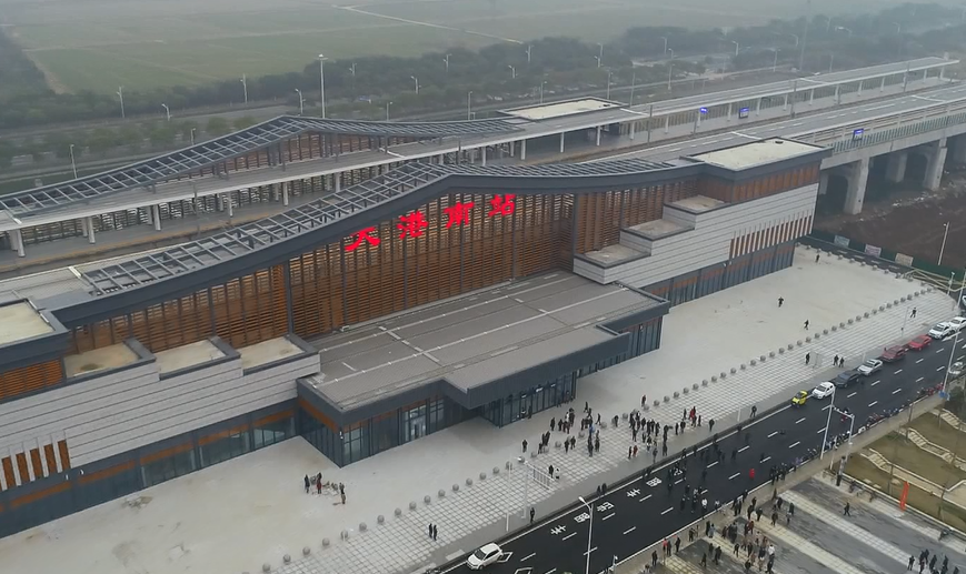 今年,一座崭新的镇江高铁站也在镇江新区开门迎客.