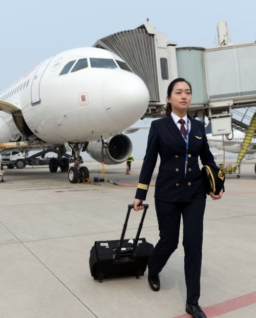 开直升机的陆军小姐姐刷爆网络组图盘点女飞行员超飒的瞬间