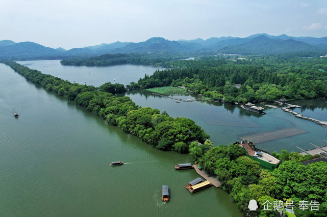 苏东坡任杭州知州时,疏浚西湖,利用浚挖的淤泥构筑而成苏堤._腾讯新闻