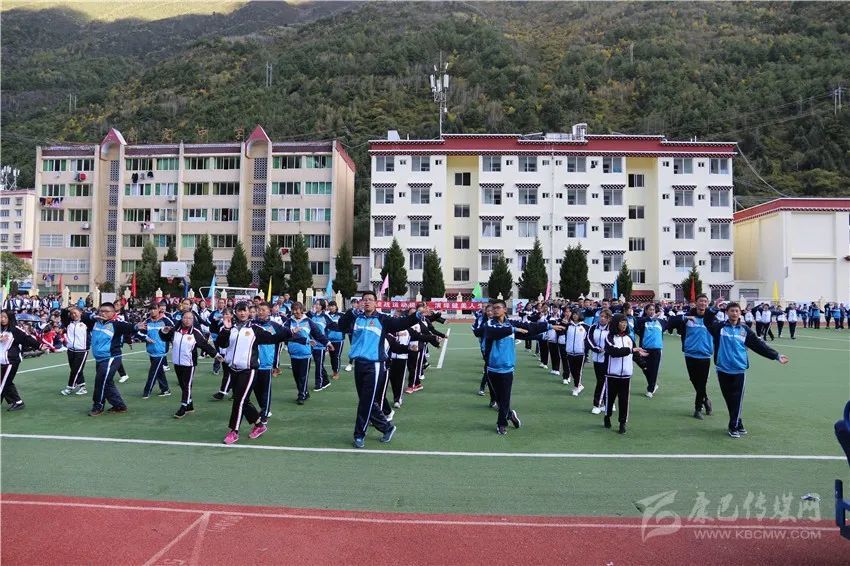 的录取通知书抵达康定中学藏族学生王志龙的手上时,程远友热泪盈眶,这