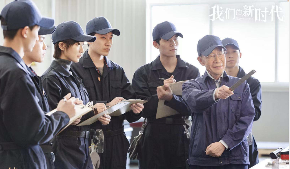 演什么像什么的戏骨李雪健,在《腾飞》中,他出演"大国工匠"赵旭东.