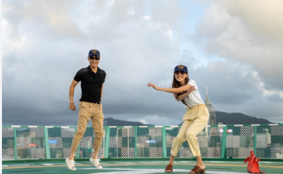 郑嘉颖和老婆陈凯琳在楼顶拍照，镜头模糊，画面恩爱
