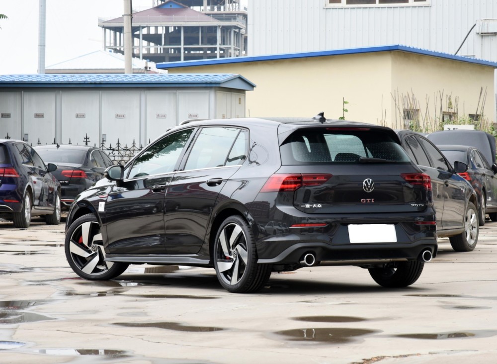 德系小钢炮经典两厢车造型300马力6s破百2338万起