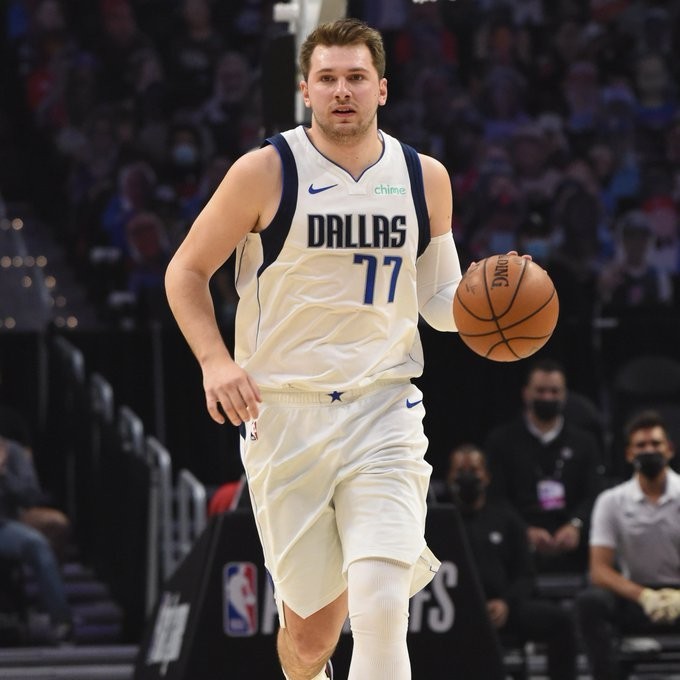 年少有为狂轰48分11助特雷杨创下多项纪录比肩詹姆斯东契奇