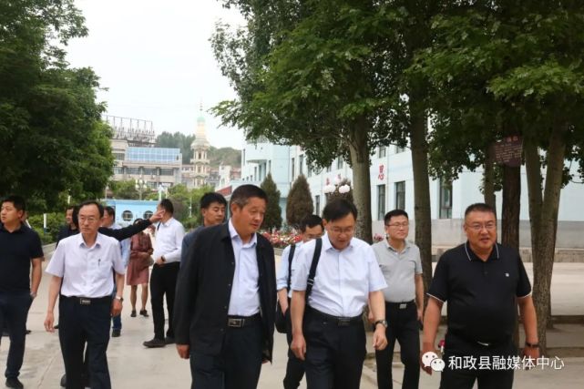 考察团一行先后来到和政一中,龙泉小学,和政中学,县职校,嘉庚实验幼儿