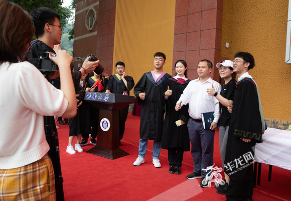 毕业季|因"论文致谢"走红的黄国平回到母校西南大学 勉励学弟学妹"