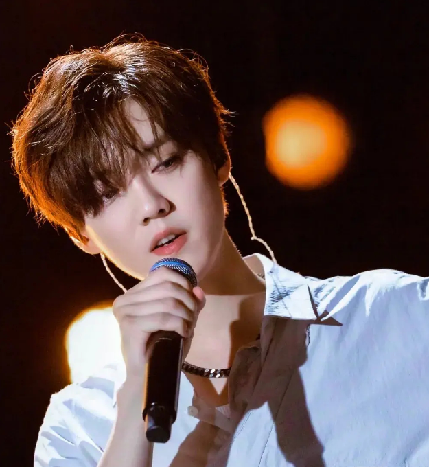 鹿晗参加gucci活动染白发本以为很丑谁知帅回巅峰了