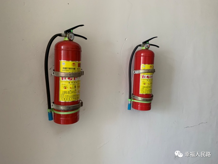 我为群众办实事——向阳闸社区:为居民更换灭火器 筑牢安全"防火墙"