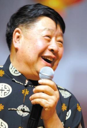 由他表演的《宇宙牌香烟》《五官争功》《送别》等经典相声都给人们