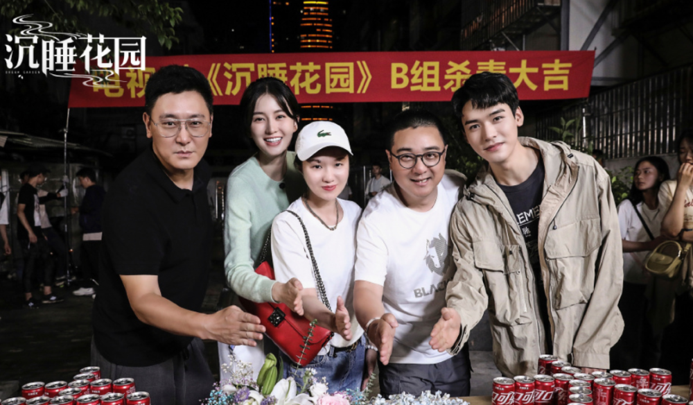 《沉睡花园》圆满杀青:龚俊晒自拍照庆祝,怎知他的鼻梁成为焦点