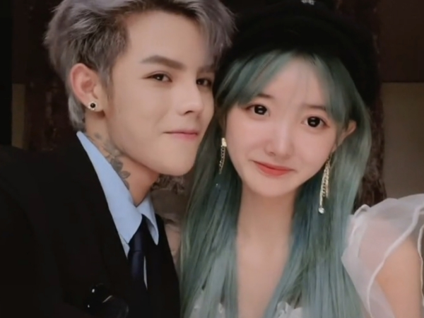 殷世航逛街被偶遇穿厚底鞋隔着栏杆喊话网友原来真的1米5