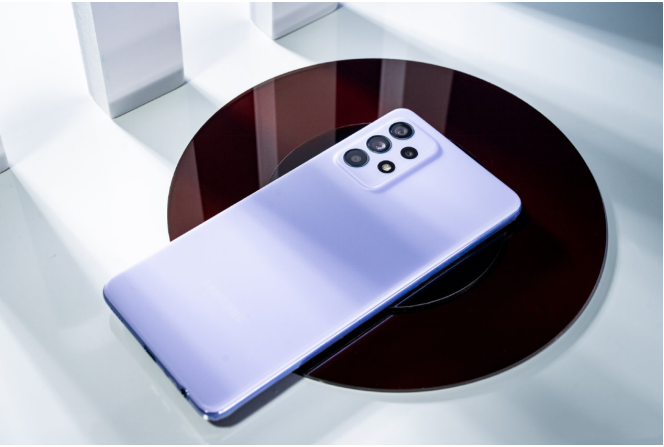 在5g时代消费者最重视的续航能力上,三星galaxy a52 5g内置了一块4500