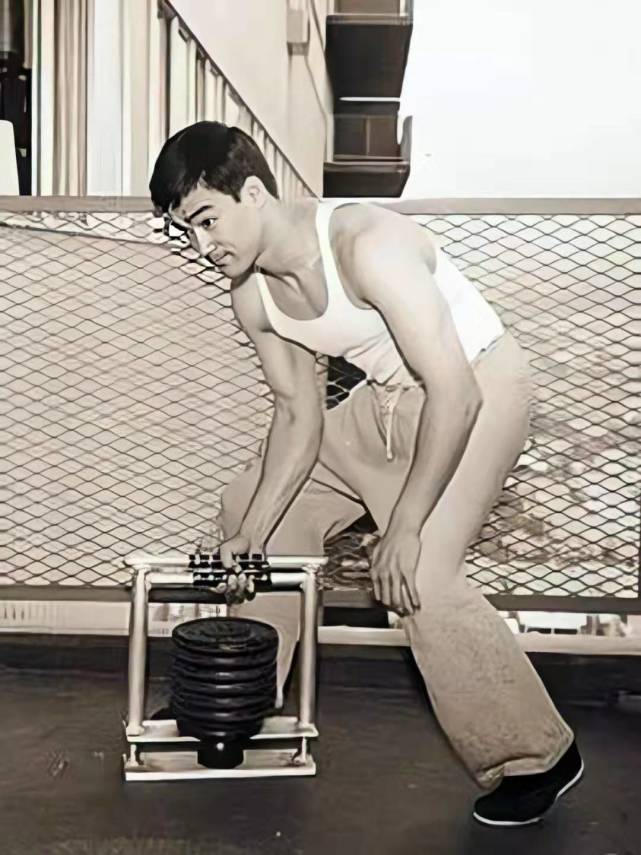 李小龙训练老照片,背部练出"圣诞树",最后一图或许是他猝死原因之一