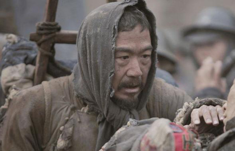 在影片中张国立老师饰演一个逃荒者,为了拍出真实感他开始减肥,每天就