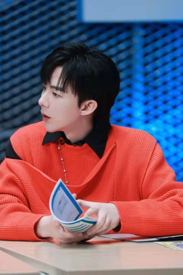 刘宇宁片场抽烟人设崩塌吞云吐雾抖腿享受曾自曝为唱歌戒烟