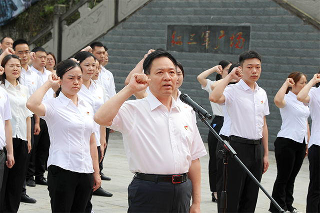 县委书记钱建超领誓并讲话.县委常委,组织部部长刘焕章主持.