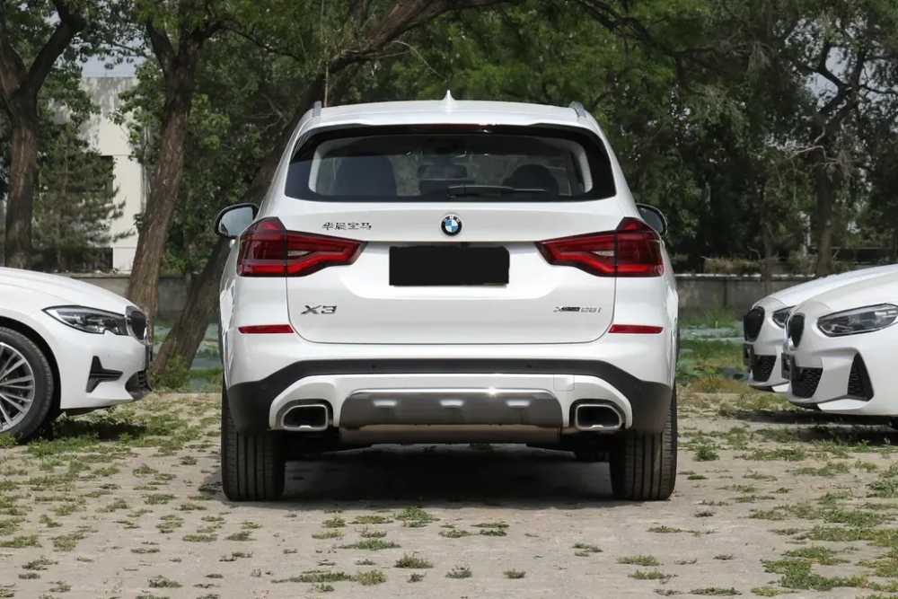 中型suv宝马x3,标配8at 防爆轮胎,典型的豪华车