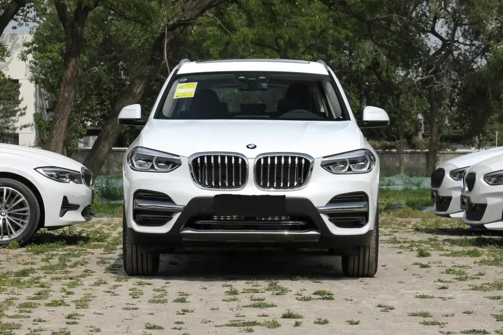 中型suv宝马x3,标配8at 防爆轮胎,典型的豪华车