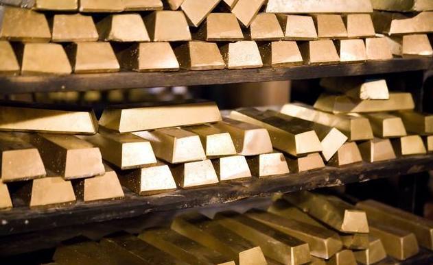 扫地大妈每天在垃圾桶上放三个馒头,多年后,馒头成了巨额财富