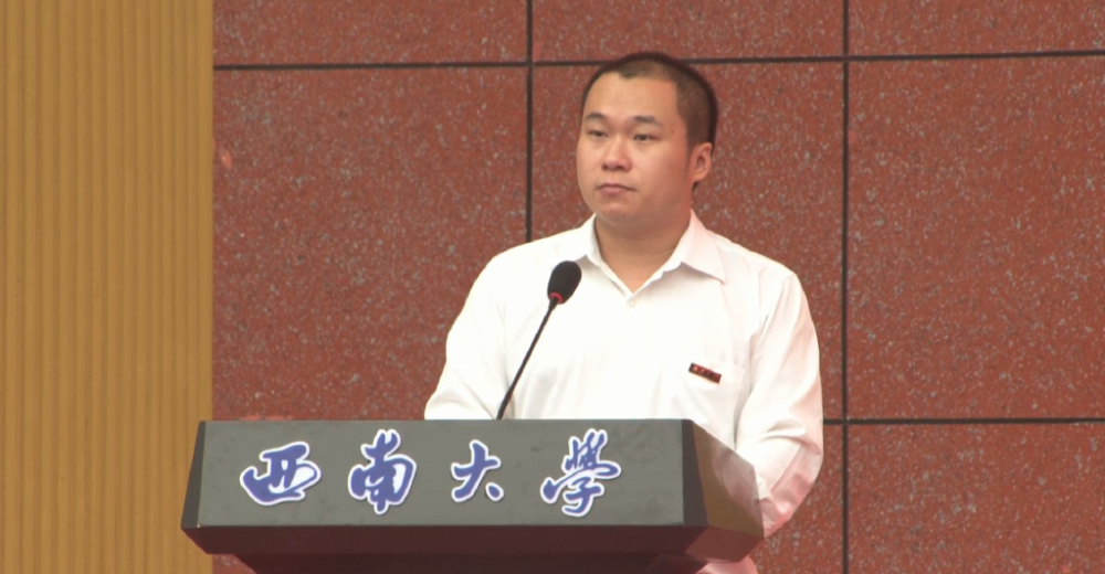 博士因论文致谢走红后回到母校演讲再刷屏