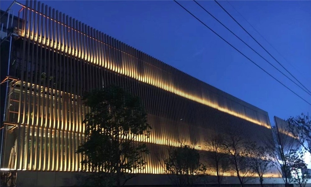 的违法违章建筑已经被拆除,取而代之的是棕色,白色格栅装饰的建筑立面