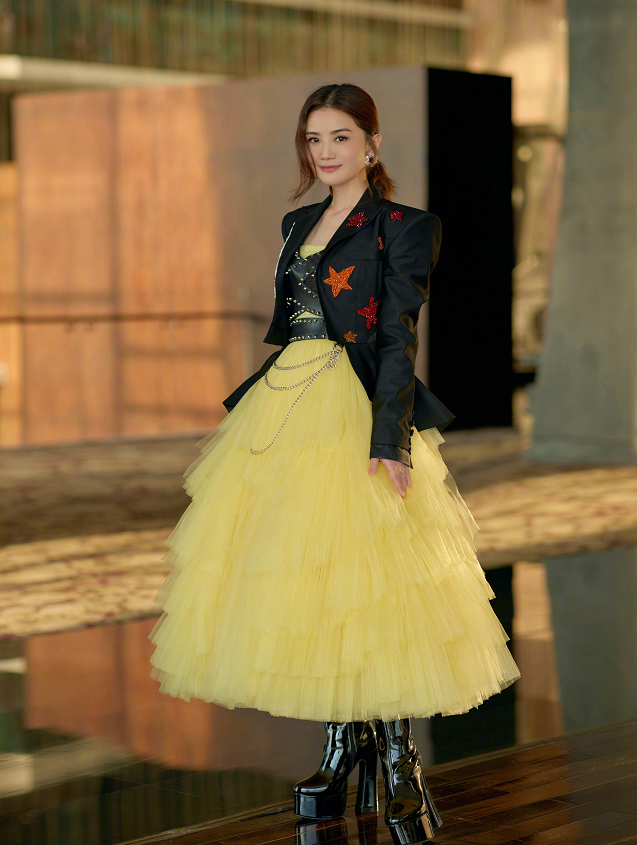 阿sa穿着"蛋花"裙挺流行,公主搭配却很有骑士感,清爽还稚嫩