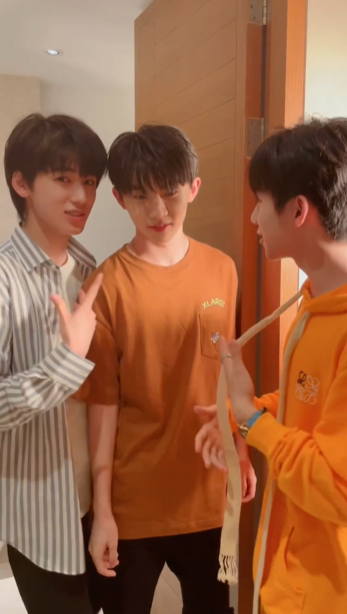 《快本》重现童声版快乐星球,马嘉祺尴尬到蹲地上捂眼睛,何老师笑得很