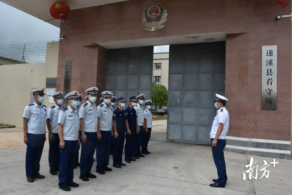 在遂溪县看守所中,指战员在民警的现场解读下,对看守所监控室,收押室