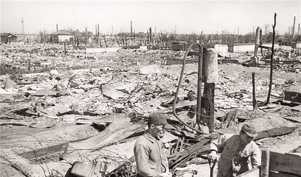 比原子弹还残忍的李梅烧烤烧死近50万人800万平民流离失所