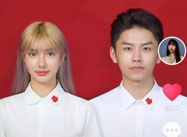 照片中,李桃和男友身穿白色衬衫,两人在拍证件照.男友右手