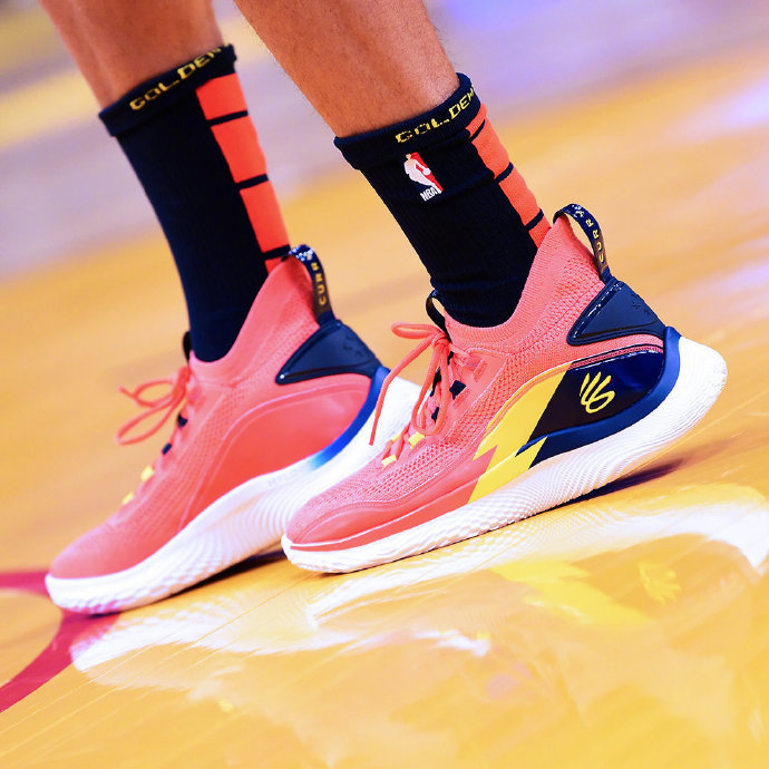 这一期我们就来一览库里的under armour curry 8,这under armour