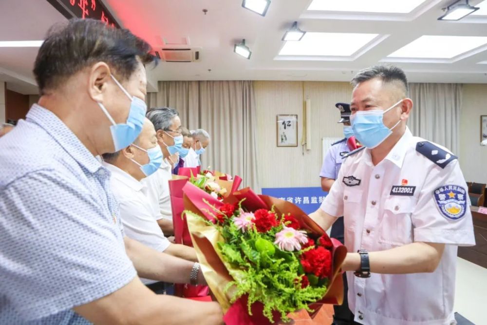 河南省许昌监狱隆重举行光荣在党50年纪念章颁发仪式