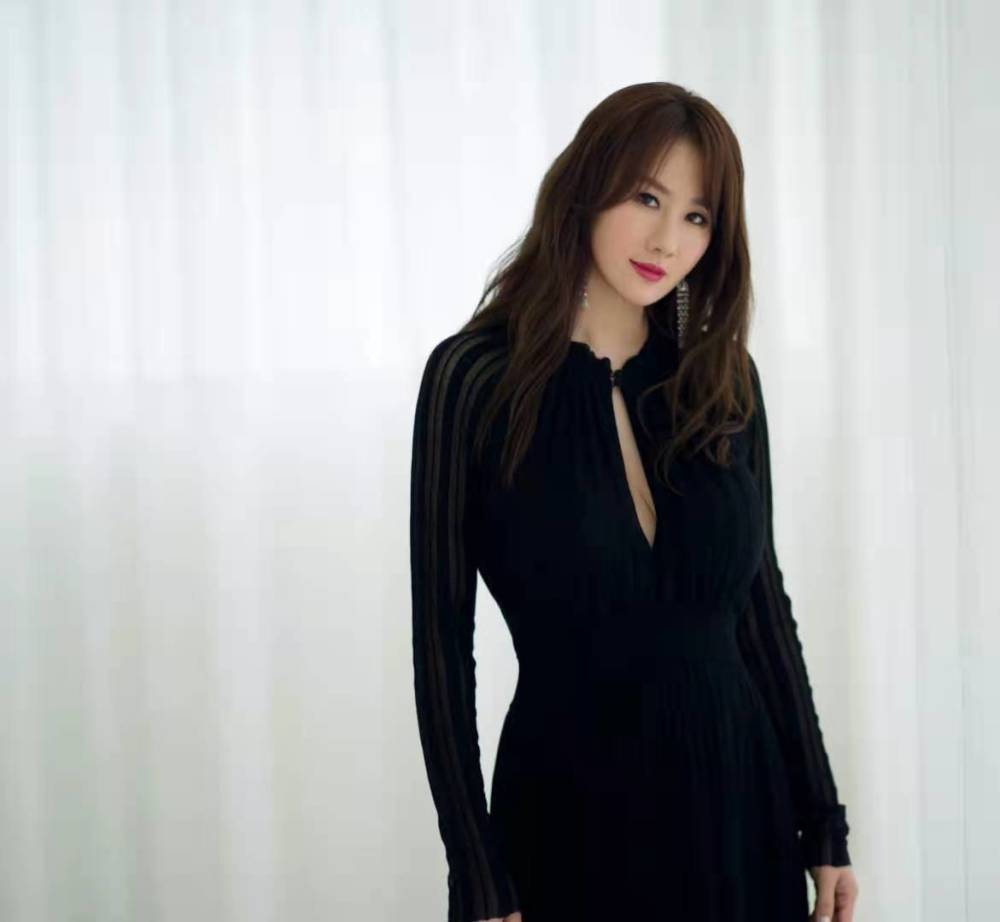 晶女郎孟瑶结束9年婚姻,离婚原因是性格差异?共同抚养孩子